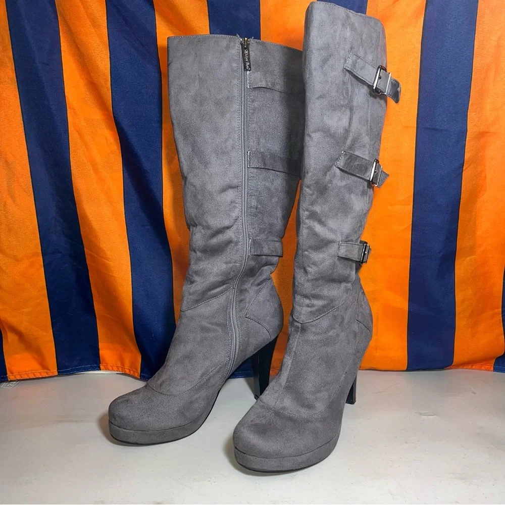 2 Lips Too Women's Too Vampy heel Boot size 9 gray color faux suede side zip - Picture 1 of 7